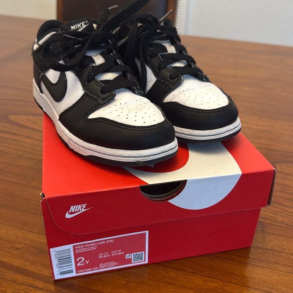Nike panda dunks low